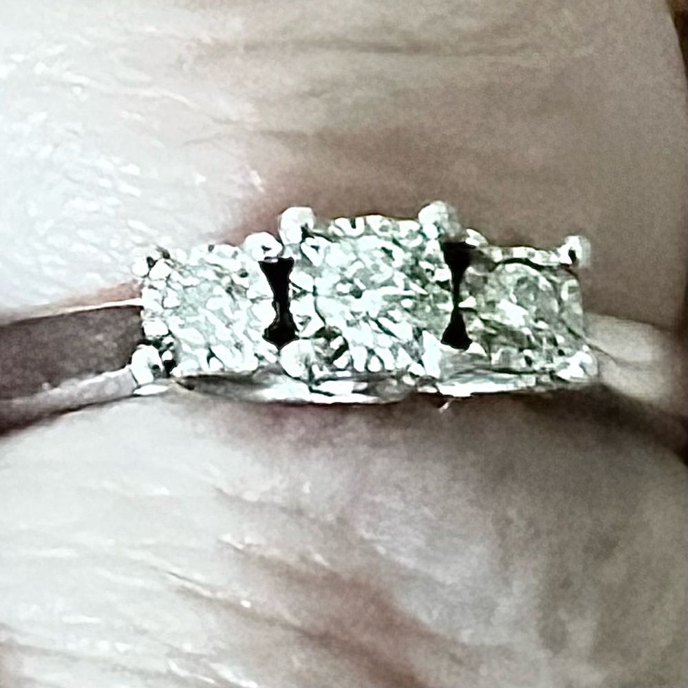 Trumiracle 1/10 Carat Total Weight 3-Stone Diamond Ring set in Sterling Silver